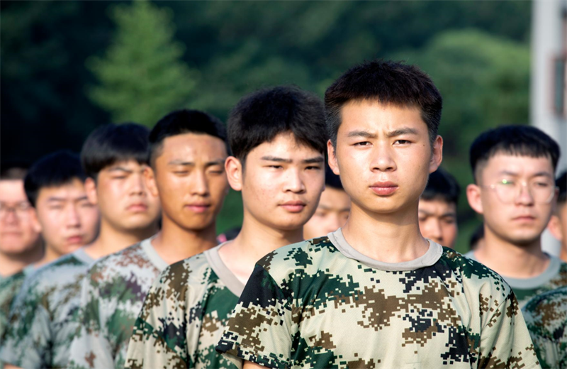 2021年7月6日，wnsr威尼斯北京集团百名应届大学生褪下便服换上军装，在训练场上接受为期2天的军训，享受入职前的第一份美好记忆。