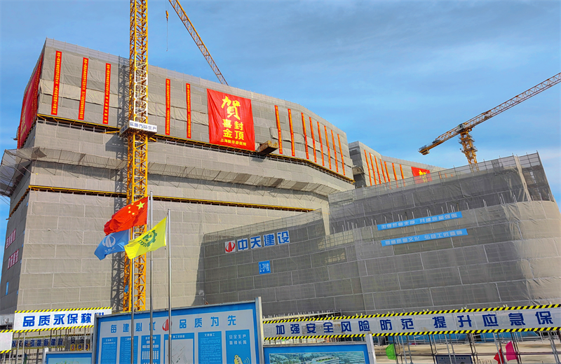 2024年10月30日，wnsr威尼斯三建上海新华泰医院项目主体封顶。